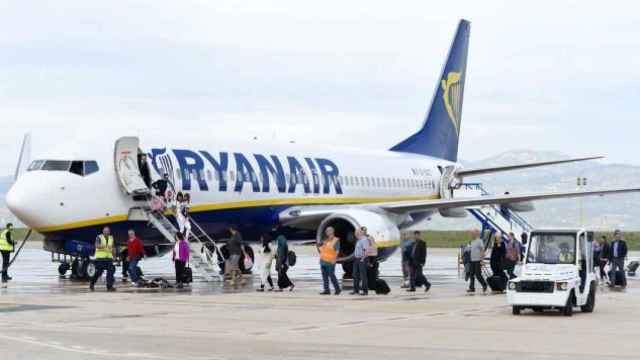 Una aeronave de Ryanair en el aeropuerto de Castellón con pasajeros embarcando ⁄ EFE