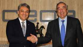 El presidente de Seat, Luca de Meo, estrecha la mano con el presidente de la CEOE, Juan Rosell / CG