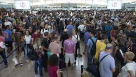 Colapso en los controles de seguridad del aeropuerto de El Prat de Barcelona el viernes / EFE