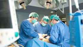 Tres cirujanos en el quirófano de un hospital en España / CG