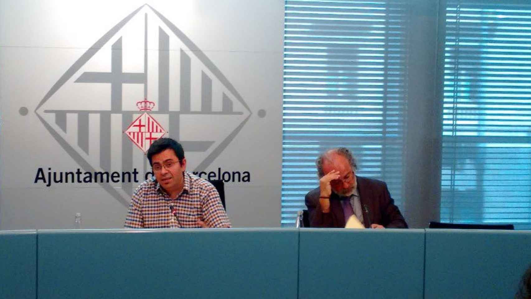Gerardo Pisarello (i), primer teniente de alcalde de Barcelona y Amadeu Recasens (d), comisionado de Seguridad del ayuntamiento, durante la presentación del plan de acción.