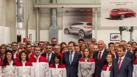 El presidente del Gobierno, Mariano Rajoy, con los trabajadores del centro técnico de Seat
