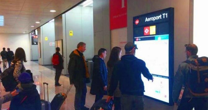 Unos turistas miran el mapa de la Línea 9 del Metro de Barcelona / CG