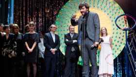 Carlos Marqués-Marcet, director de 'Els dies que vindran', recogiendo la estatuilla a la Mejor Película en los Premios Gaudí / EFE