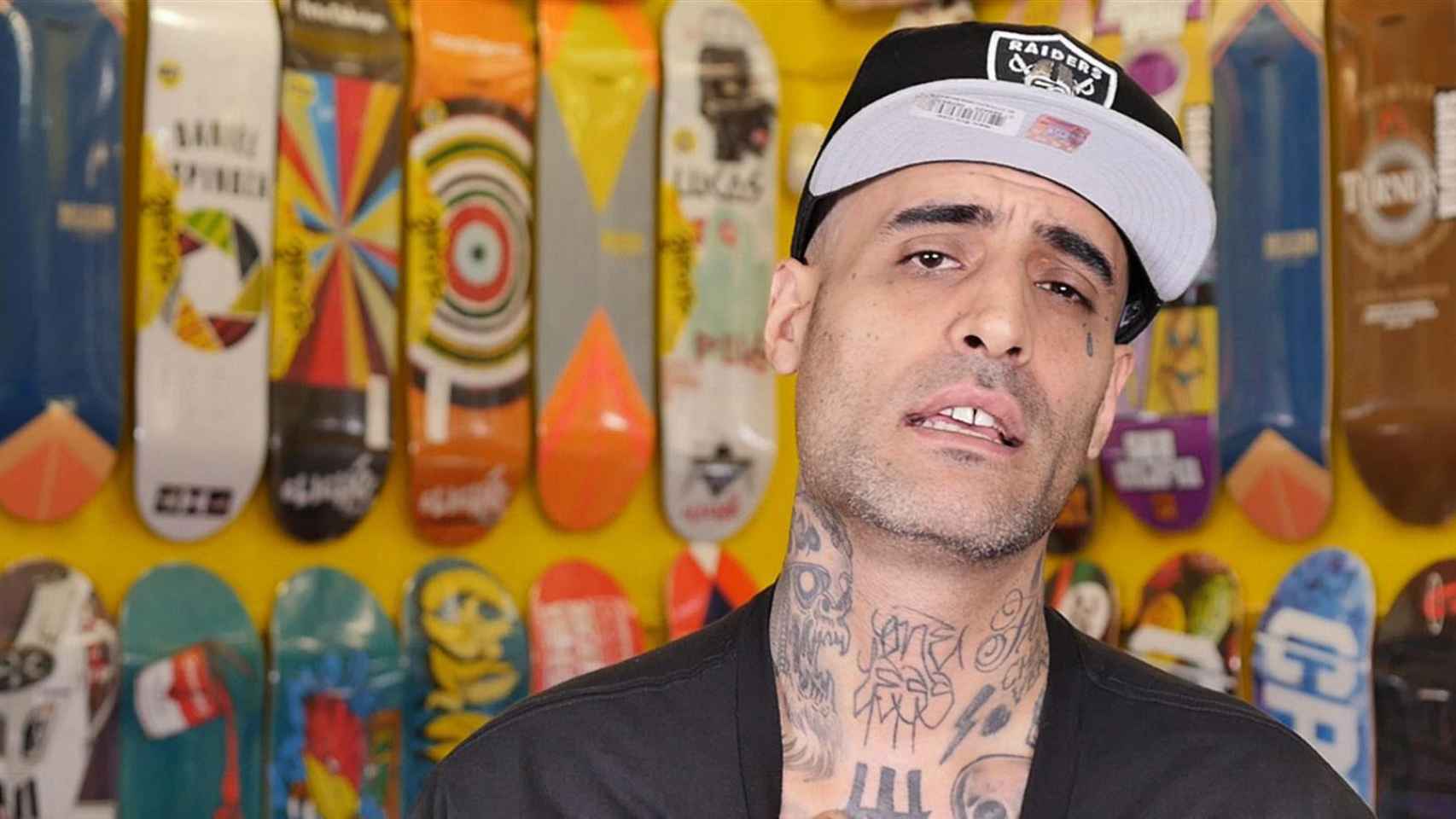 Rapero Costa, a quien cancelaron conciertos por sus letras machistas