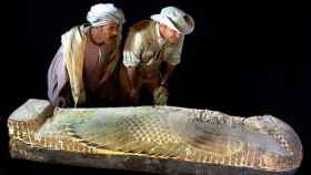 El sarcófago de madera contiene la momia de un hombre llamado Neb