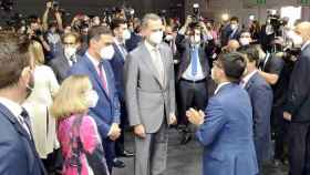 El Rey (c) y el presidente del Gobierno, Pedro Sánchez, dialogan con el CEO de Huawei en España, Tony Jin Yong, en el expositor de la compañía china en el Mobile World Congress 2021