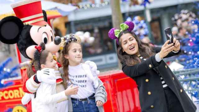 La actriz mexicana Salma Hayek, con su hija y una amiga, se hace un 'selfi' con Mickey Mouse en Disnyeland París / DISNEY