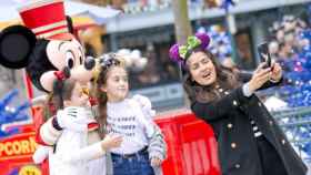 La actriz mexicana Salma Hayek, con su hija y una amiga, se hace un 'selfi' con Mickey Mouse en Disnyeland París / DISNEY