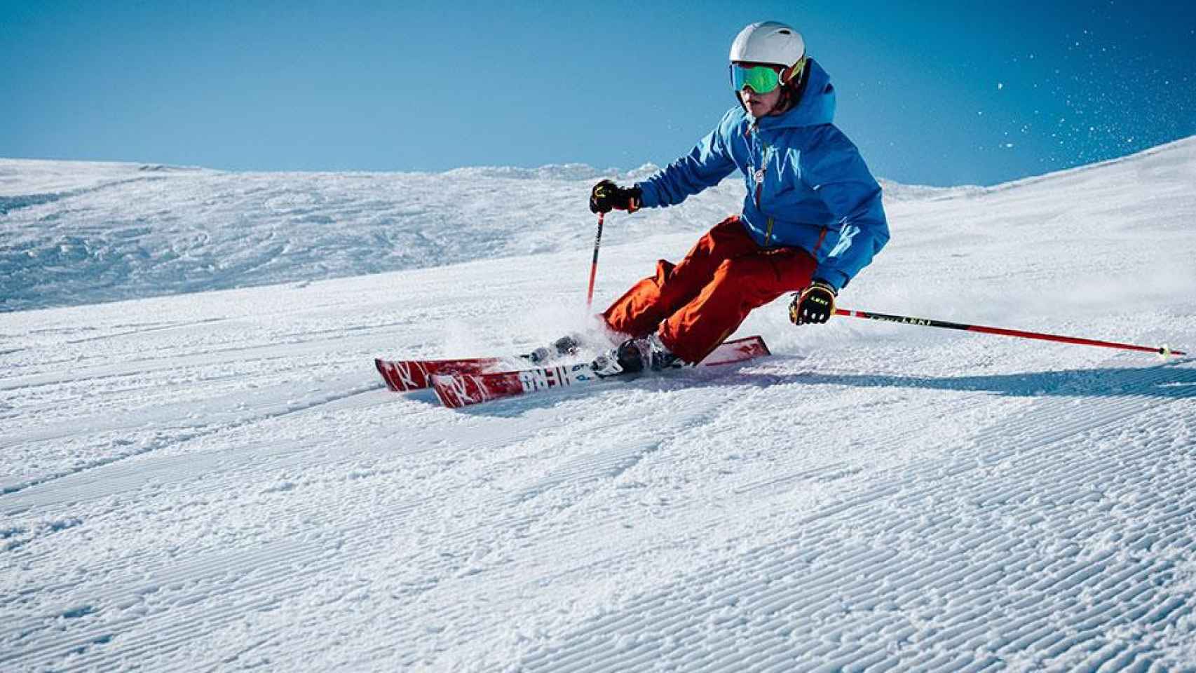 Persona esquiando en una de las principales estaciones de esquí / UNSPLASH