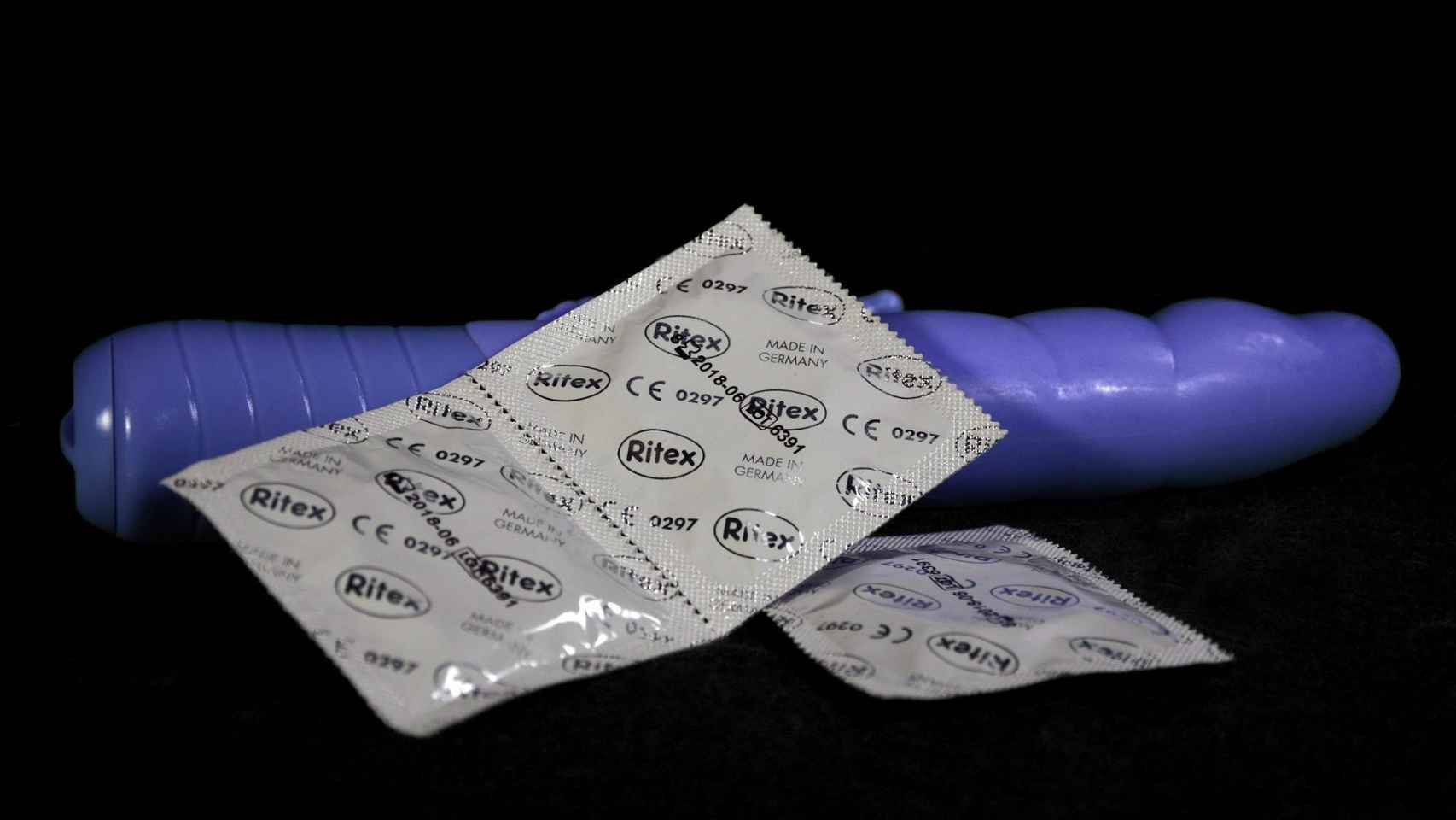 Foto de archivo de un juguete erótico para el sexo y unos preservativos / PIXABAY