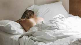 Mujer durmiendo sobre una buena almohada / UNSPLASH