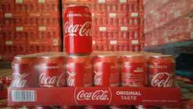 Una foto de archivo de latas de Coca Cola