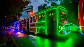 Un autobús brasileño decorado con luces de Navidad / AP IMAGES