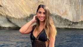 Antonella Roccuzzo se acerca a Es Vedrà en Ibiza
