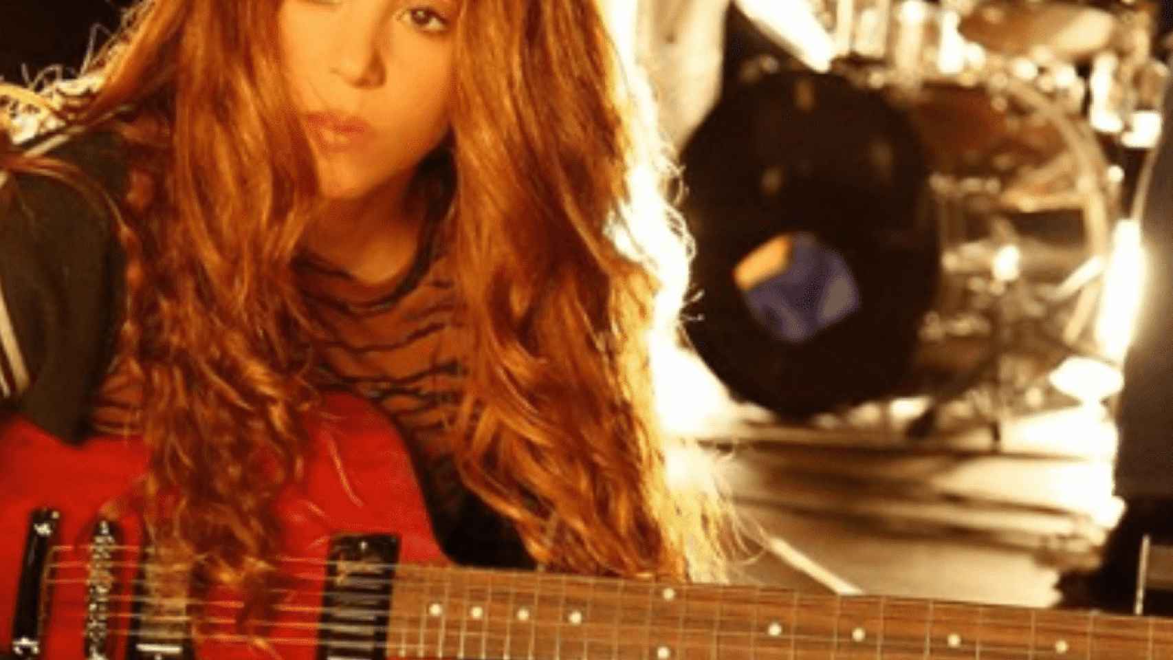Shakira con su guitarra en un concierto benéfico