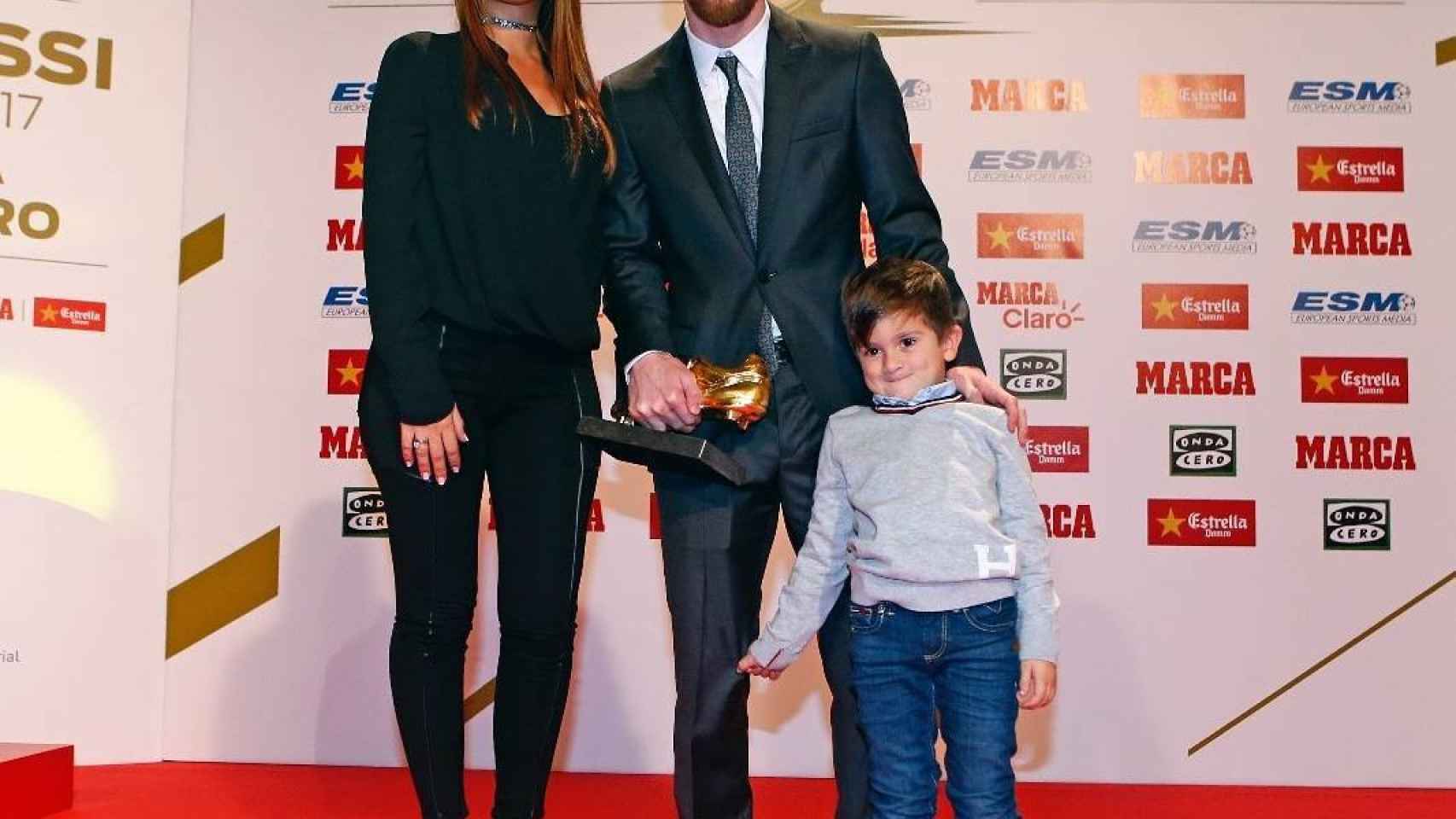 Messi recoge la bota de oro acompañado de su mujer y su hijo / INSTAGRAM