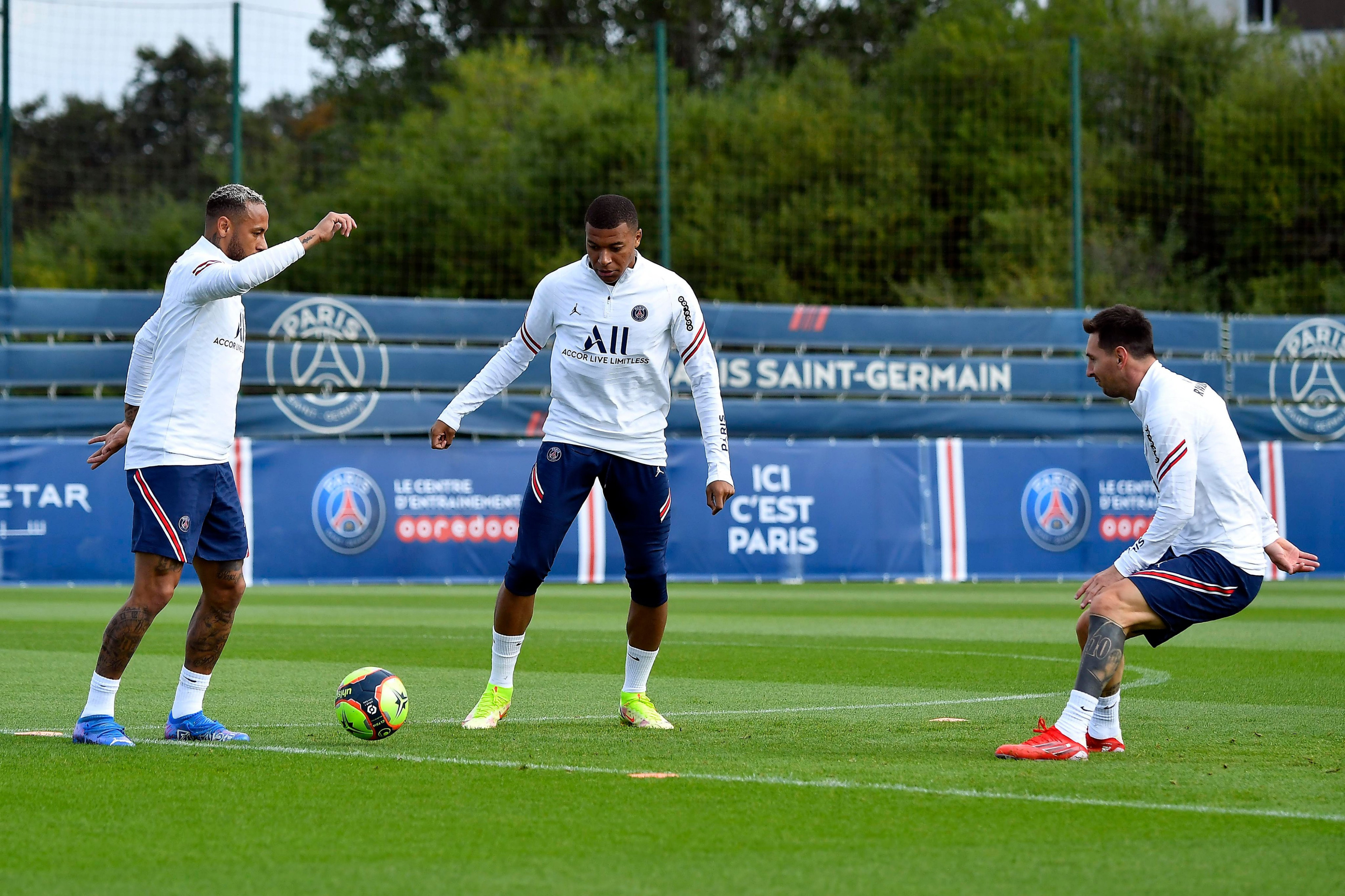 Neymar, Mbappé y Messi en el entrenamiento de los parisinos / PSG