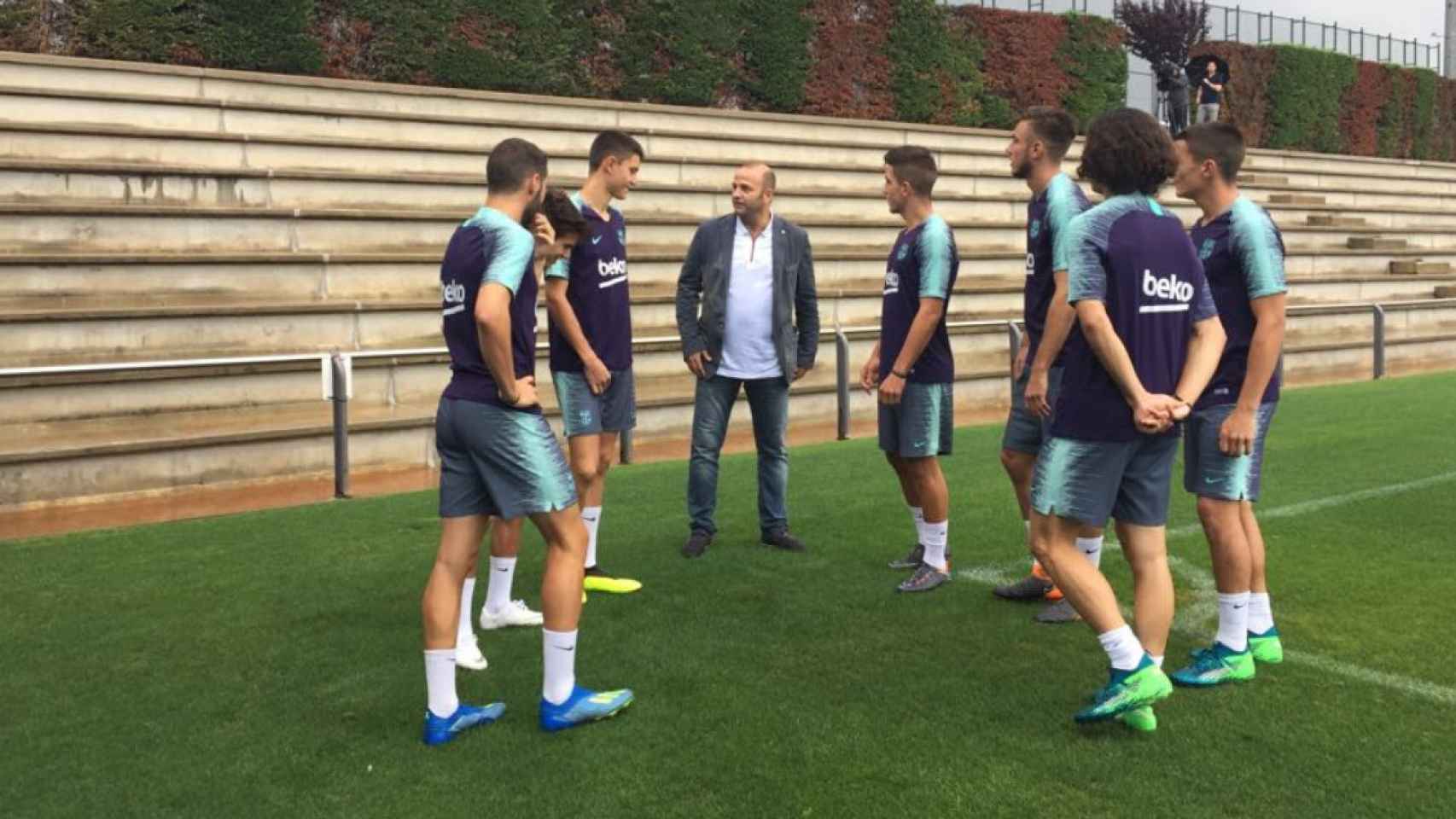 Xavier Vilajoana conversando con los jugadores del Barça B / FC Barcelona