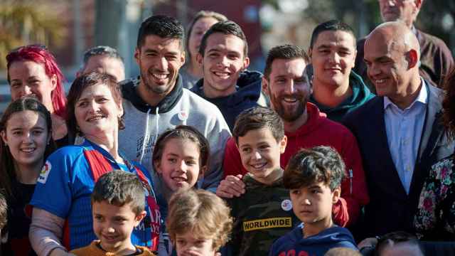 Luis Suárez y Messi posan con los niños de la Fundación Infantil Ronald McDonald / EFE