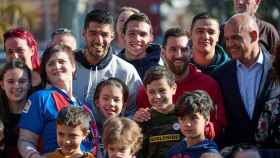 Luis Suárez y Messi posan con los niños de la Fundación Infantil Ronald McDonald / EFE