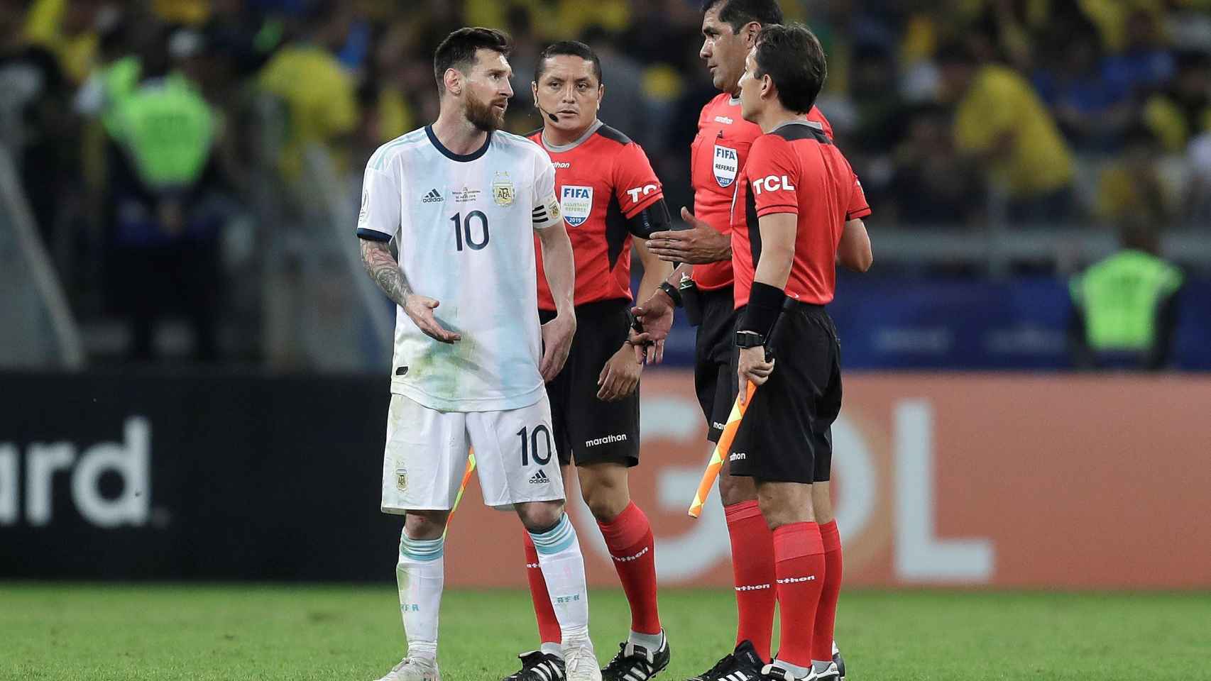Leo Messi reclamando acciones al árbitro tras el pitido final / EFE