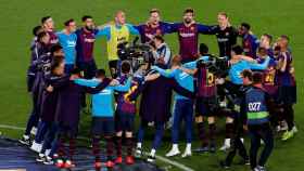 Los jugadores del FC Barcelona celebran el título de Liga / EFE