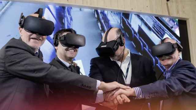 Una foto de Josep Maria Bartomeu, el consejero delegado de GSMA, John Hoffman, el presidente de Telefónica España, Emilio Gayo y en la presentación del proyecto 5G Stadium en el Mobile World Congress