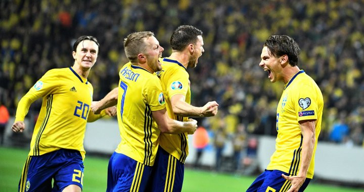 Los jugadores suecos celebran el gol de Berg / EFE