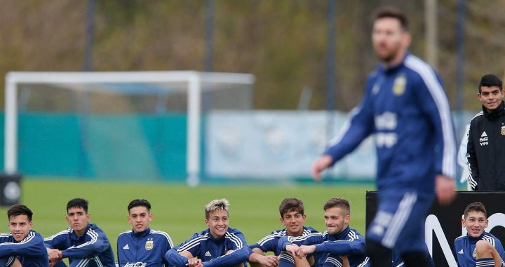 Una foto de Leo Messi durante un entrenamiento ante las jóvenes promesas argentinas / AFA