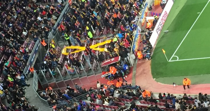 El lazo amarillo que ua parte de la grada d'animació exhibió en el Camp Nou / CULEMANIA