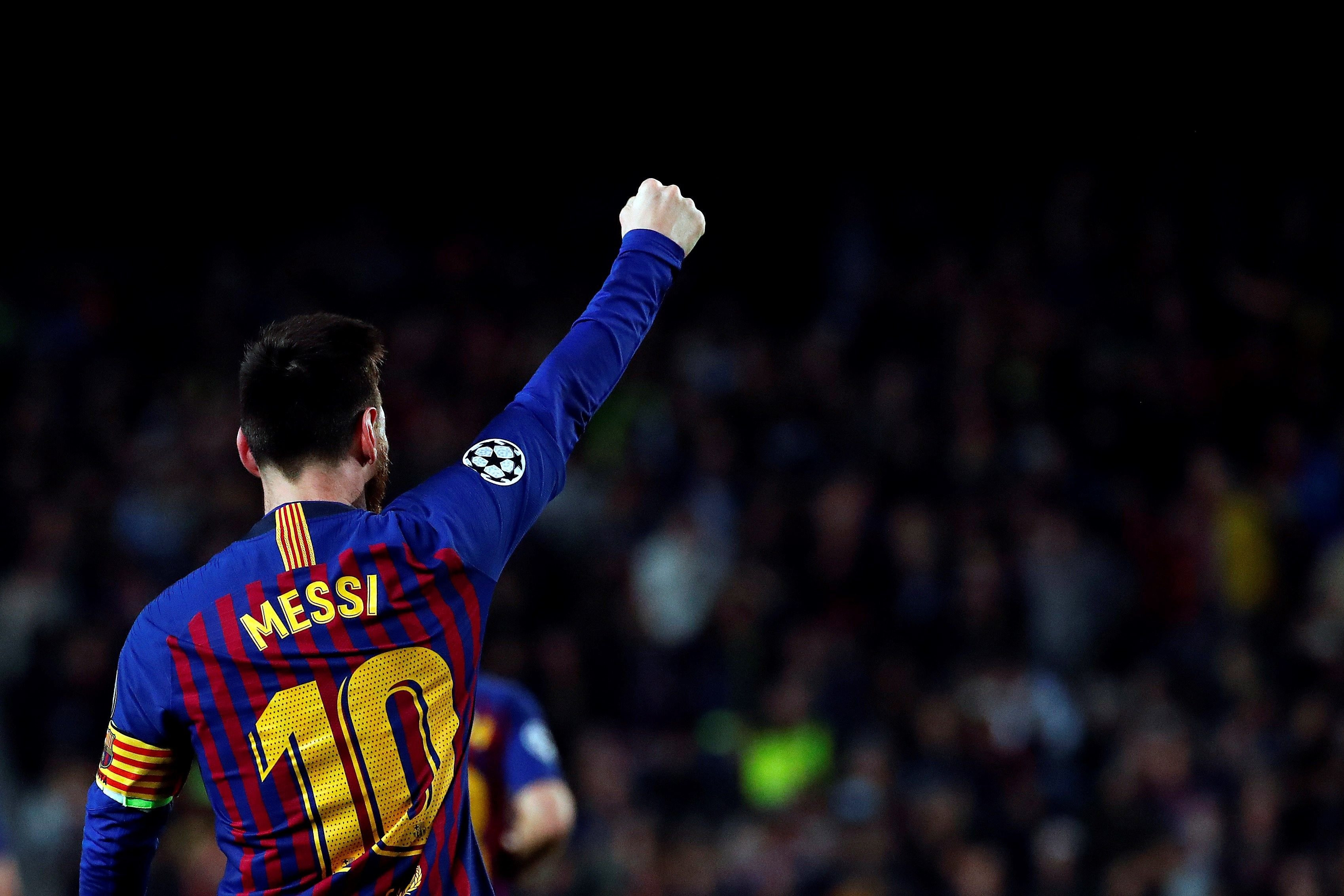 Leo Messi alza el puño en alto, sabe que nunca caminará solo / EFE