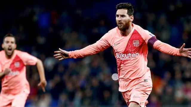 El delantero argentino del FC Barcelona, Leo Messi (d), celebra un gol ante el RCD Espanyol / EFE