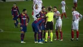Momento de tensión entre el Barça y el Sevilla | EFE