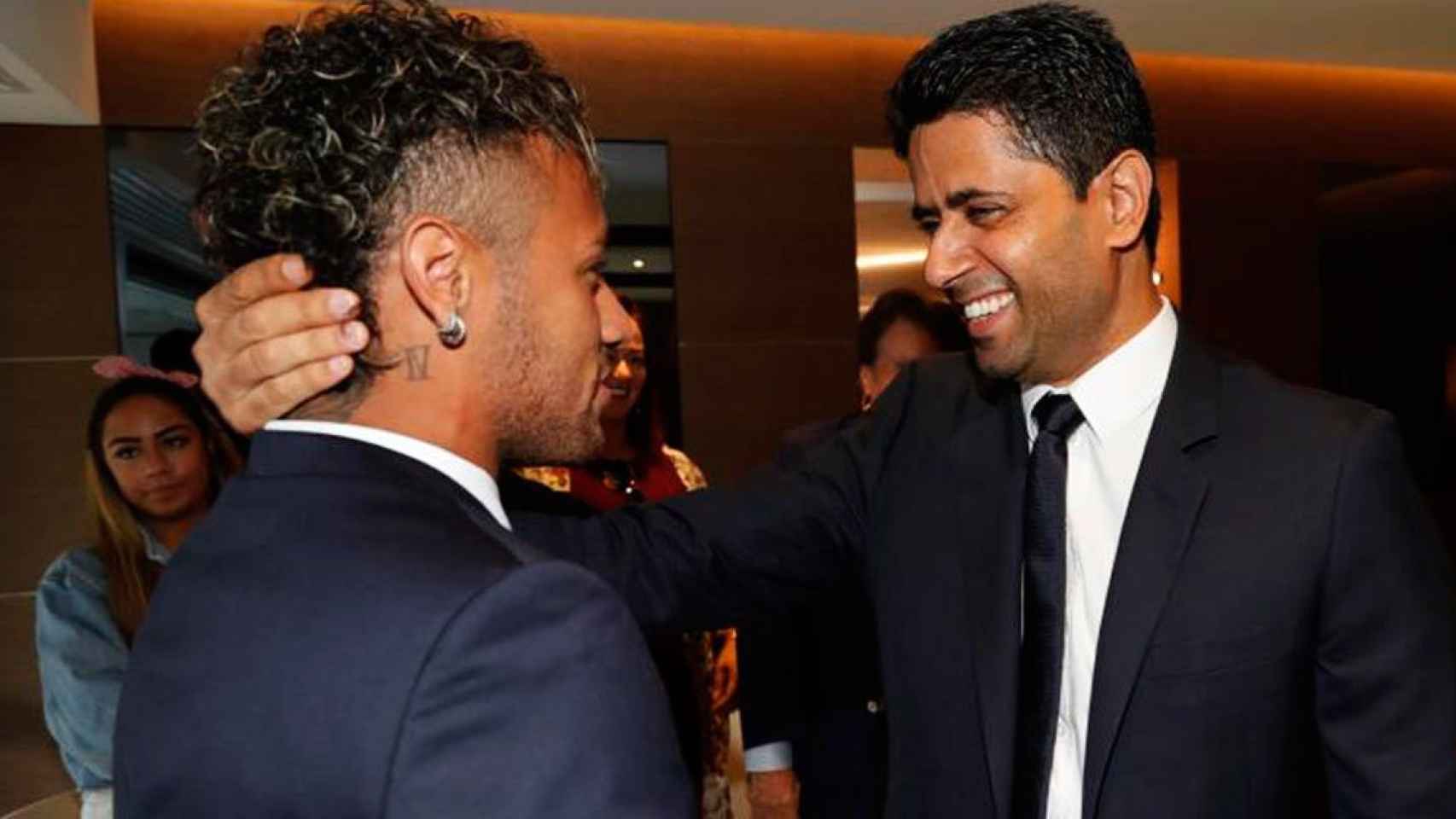 Nasser al-Khelaifi se muestra cariñoso con Neymar, su jugador franquicia para el PSG / REDES