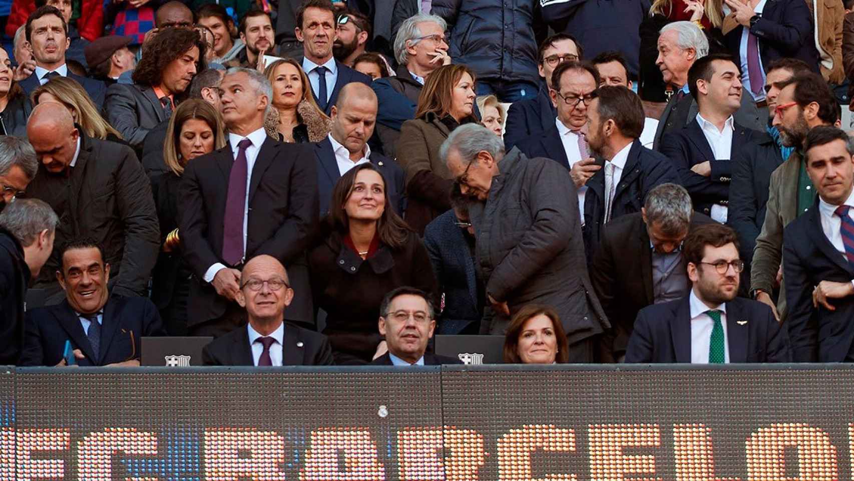 Bartomeu preside un partido en el Camp Nou junto a Cardoner, Teixidor, Bordas, Vilajoana, Silvio Elías, Oriol Tomàs, Marta Plana, Vidal-Abarca, Bellver y Pau Vilanova / EFE