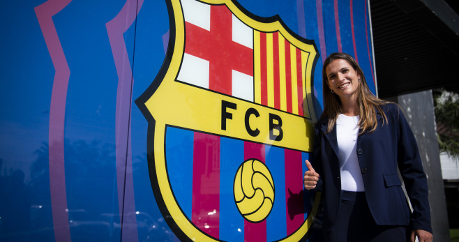 Laia Codina posa con el escudo del FC Barcelona / FCB