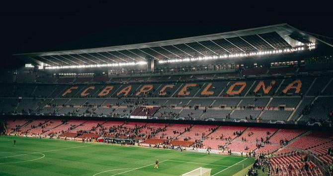 El Camp Nou, estadio del FC Barcelona, prácticamente vacío durante la pandemia / Iwan Bettschen EN PIXABAY