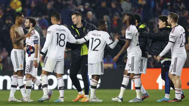 Los jugadores del Manchester United se saludan tras el empate contra el Barça en el Camp Nou / EFE