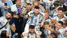 Leo Messi, celebrando a hombros del Kun Agüero la conquista del Mundial / REDES