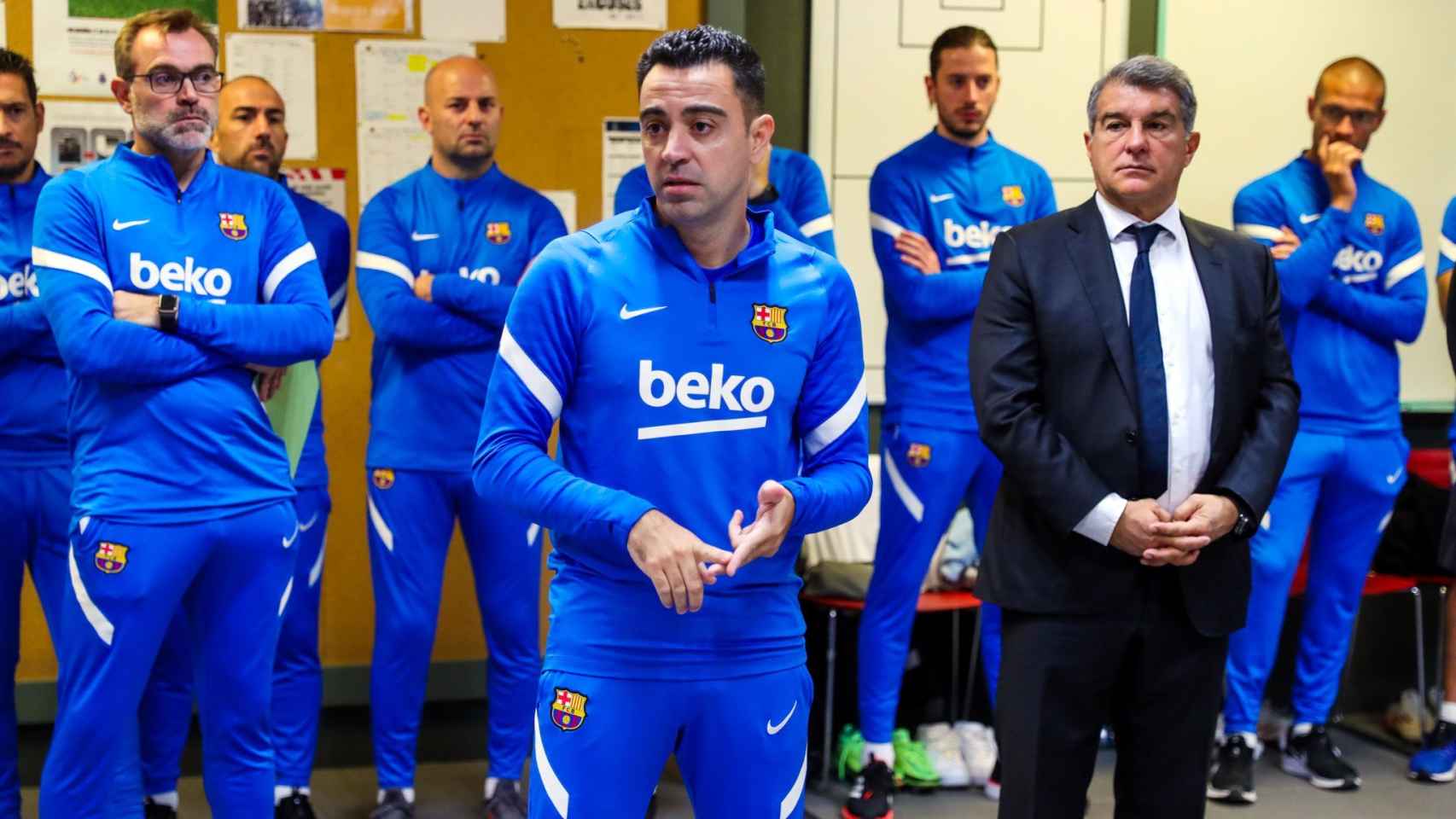 Xavi y Laporta, en el vestuario del Barça / FCB