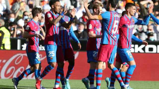 Sergio Busquets, capitán del Barça, felicita a Aubameyang tras marcar su primer gol en Valencia / FCB