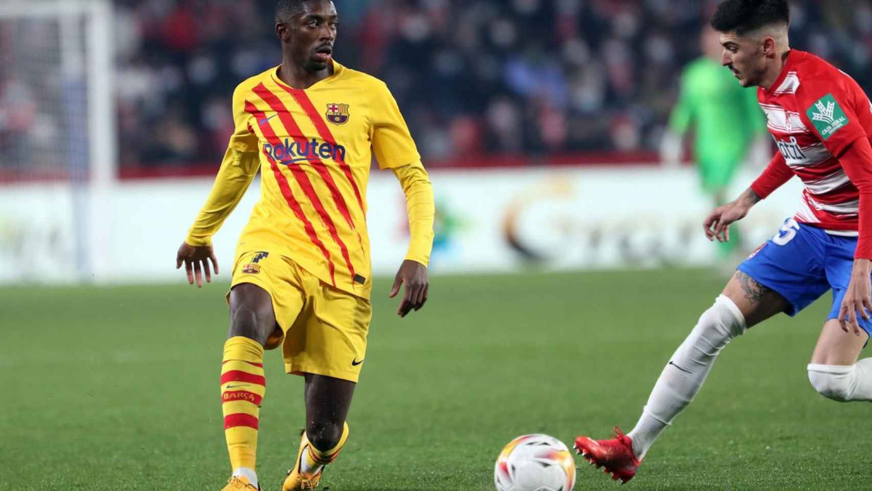 Dembelé intenta una acción ofensiva del Barça en Granada / FCB
