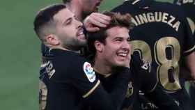 Jordi Alba y Riqui Puig celebrando el gol del mediocentro ante el Elche / FC BARCELONA