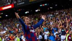 Griezmann, celebrando un gol en el Camp Nou con los aficionados | EFE