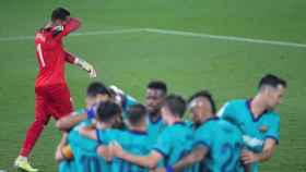 Los jugadores del Barça celebran un gol mientras Sergio Asenjo se lamenta /EFE