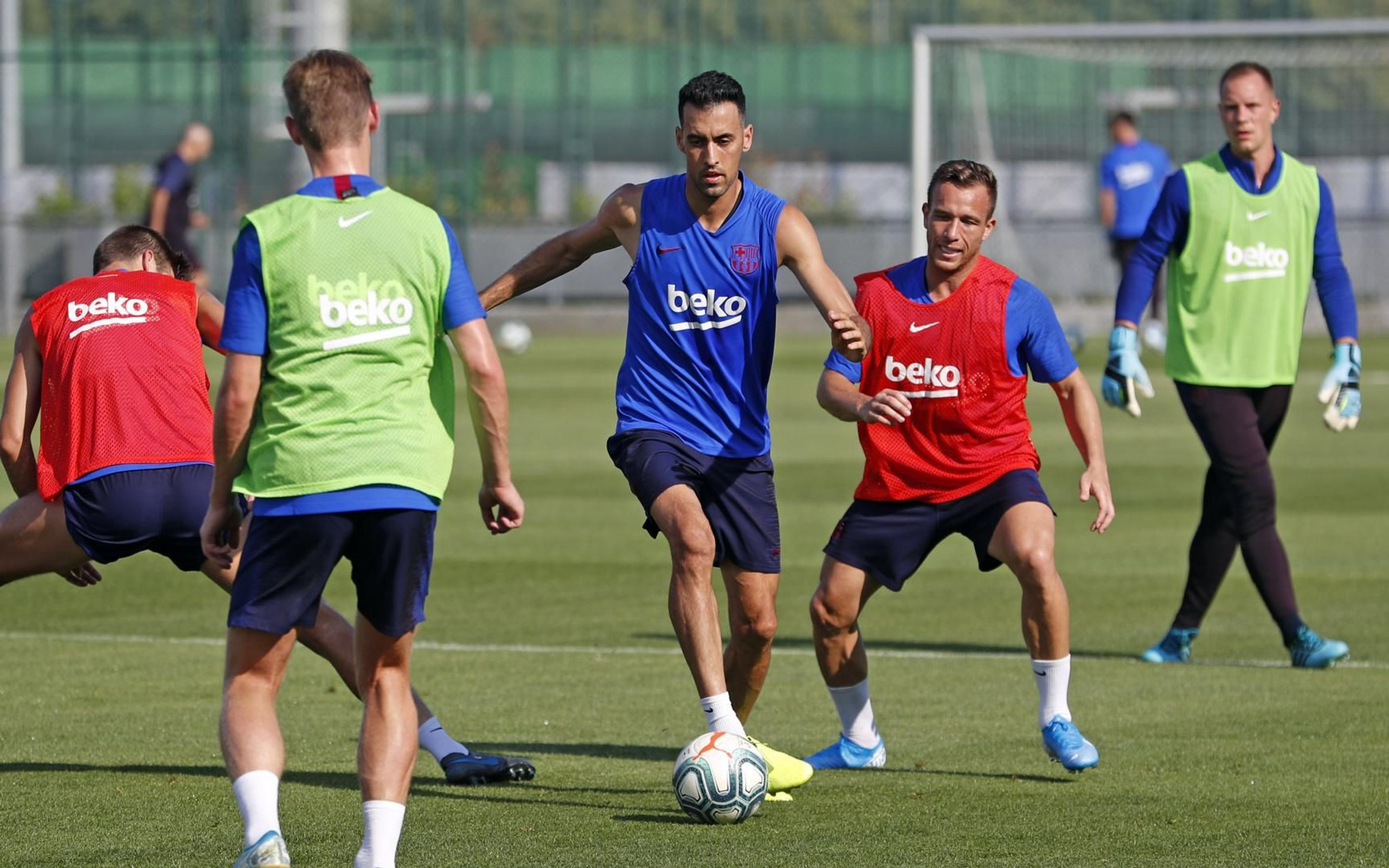 De Jong, Busquets y Arthur Melo en un entrenamiento azulgrana / FCB