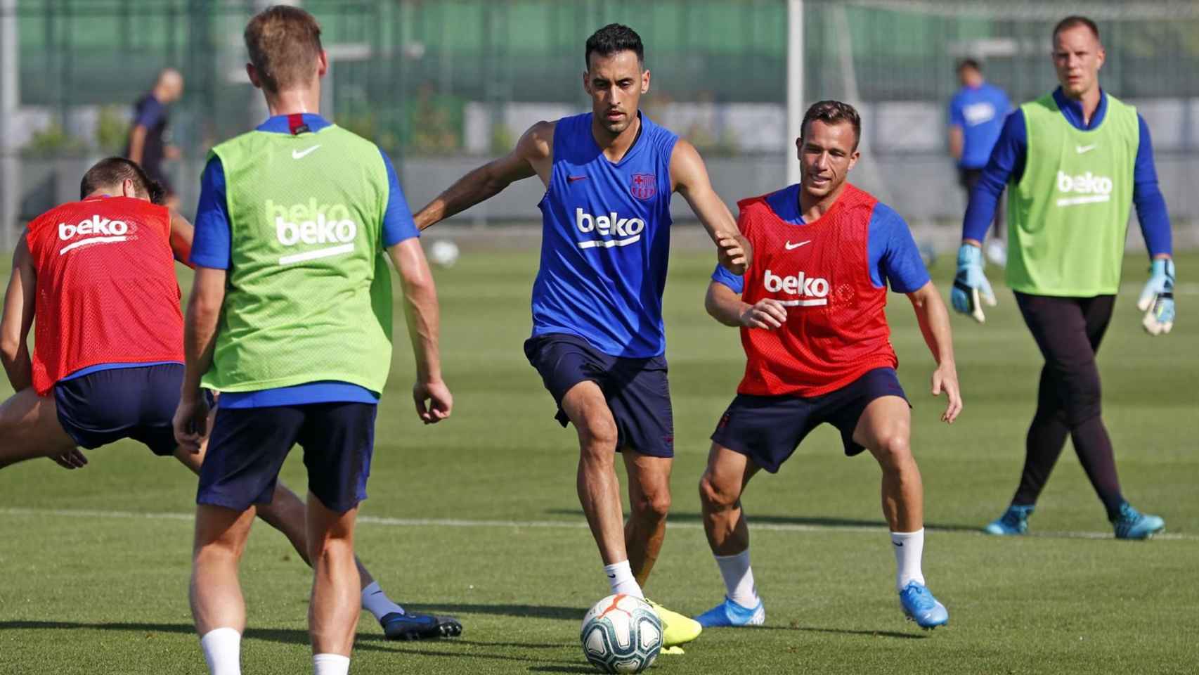 De Jong, Busquets y Arthur Melo en un entrenamiento azulgrana / FCB