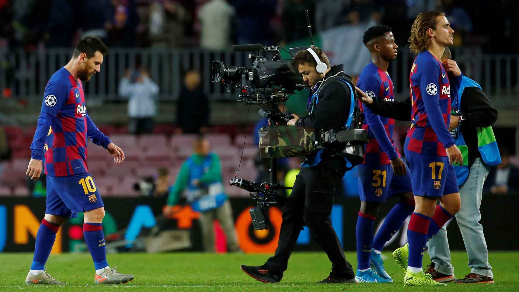 Messi retirándose del césped detrás de Ansu y Griezmann / EFE