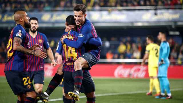 Malcom y Coutinho celebran el primer tanto del FC Barcelona / EFE